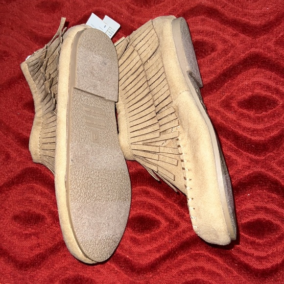 Kids Moccasins boots. Tan, Size 8. - Picture 3 of 4